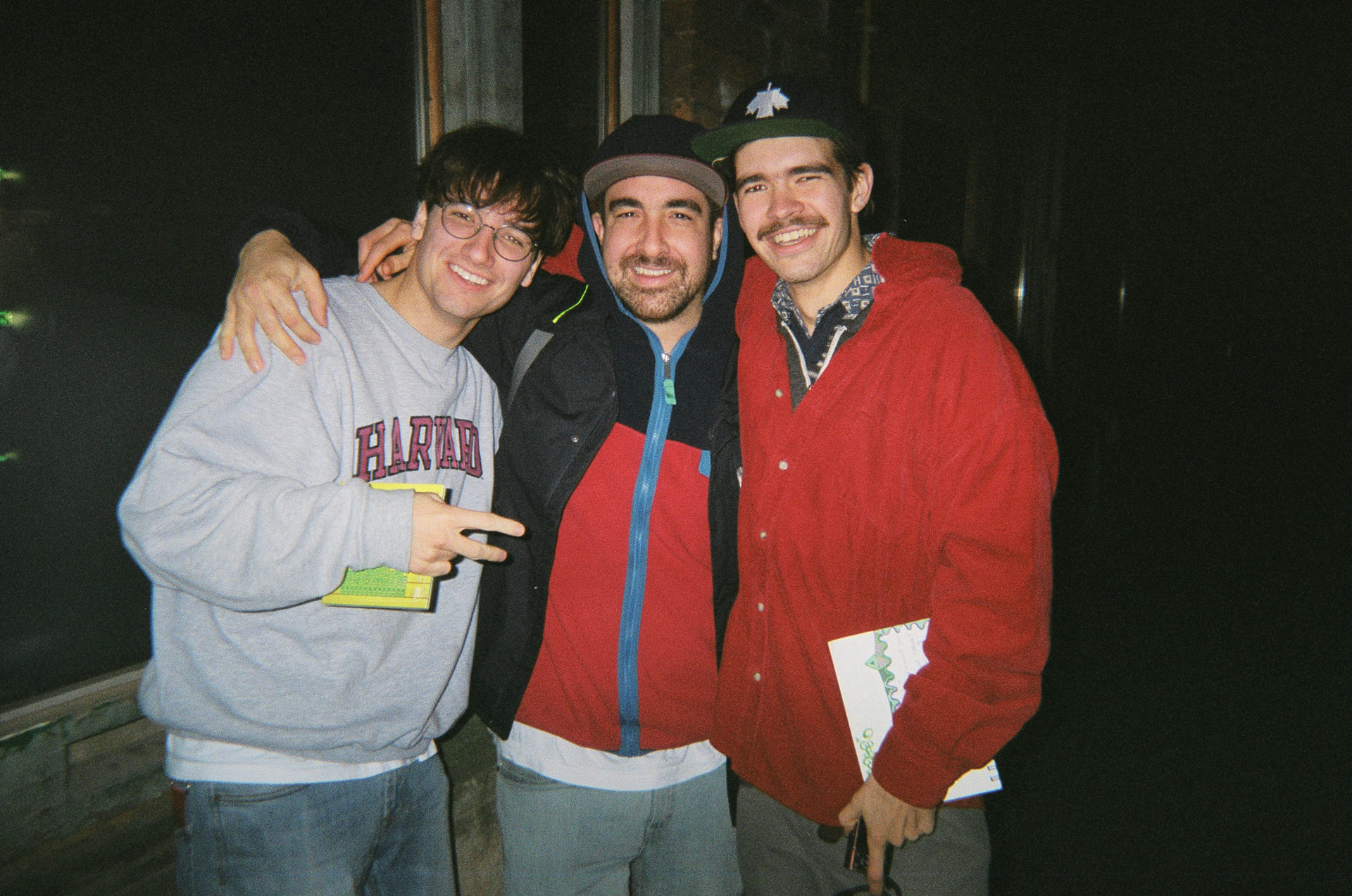 Alaclair Ensemble singer smiling with two of his friends in behind the scenes of L'Osstidfilm documentary filmed by Vincent Ruel-Cote from Les Gamins about L'Osstidtour