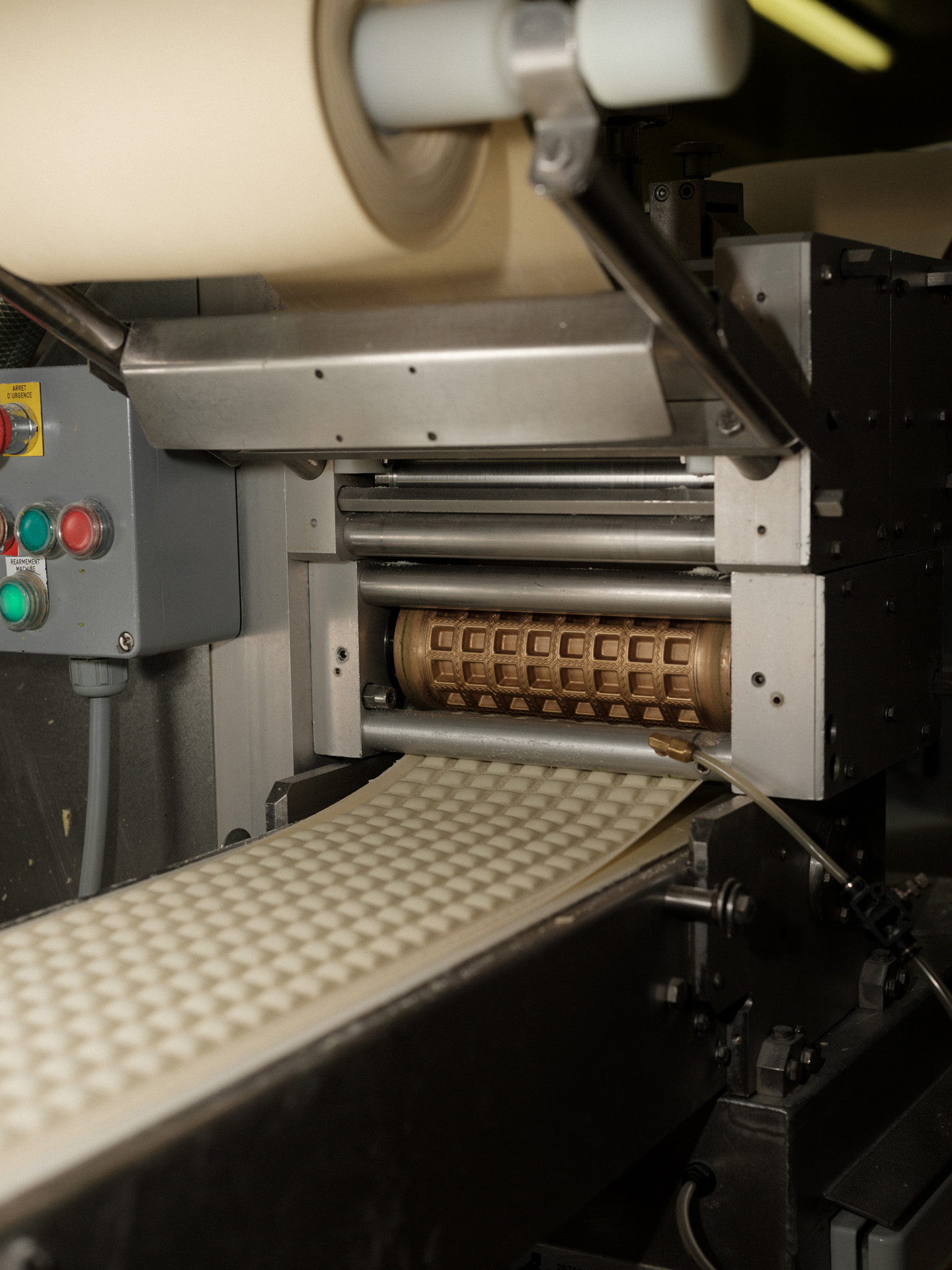 machine making raviolis by Alexi Hobbs in Auvergne for Reflets de France