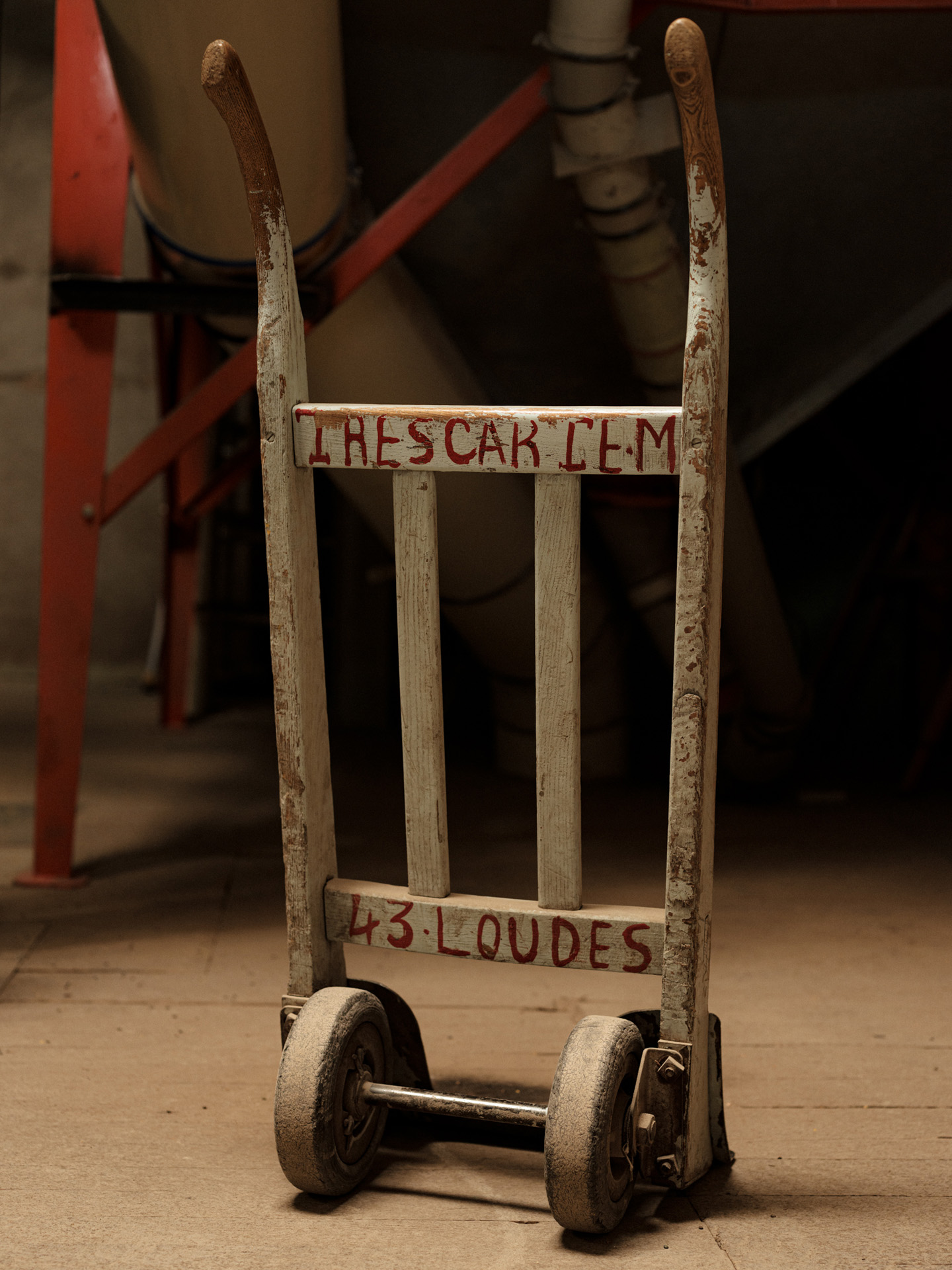 wooden two-wheel hand-trolley by Alexi Hobbs in Auvergne for Reflets de France