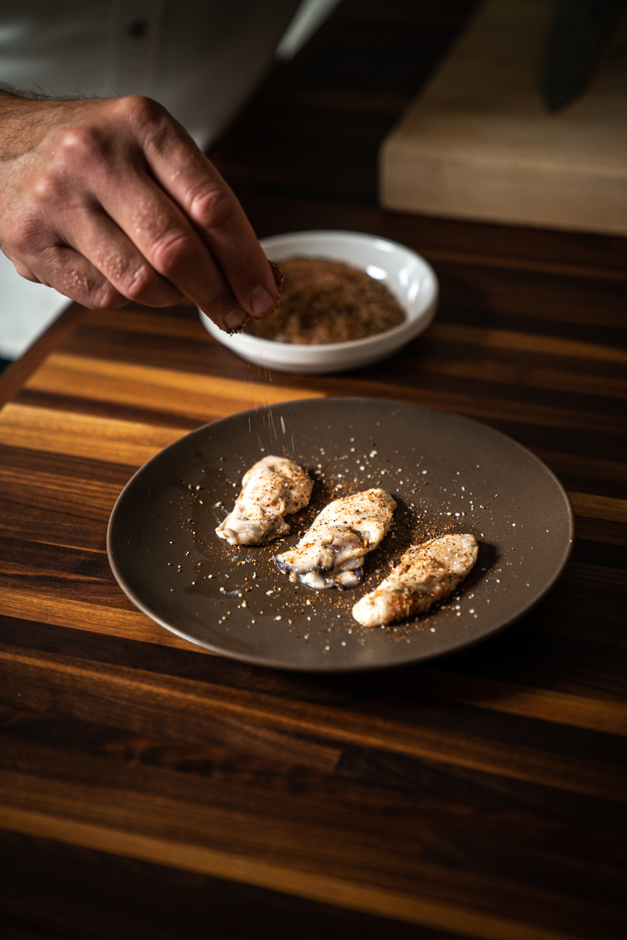 chef Michael Allemeier sprinkling spices over chicken wings by Bruno Florin for Van Houtte 100th anniversary