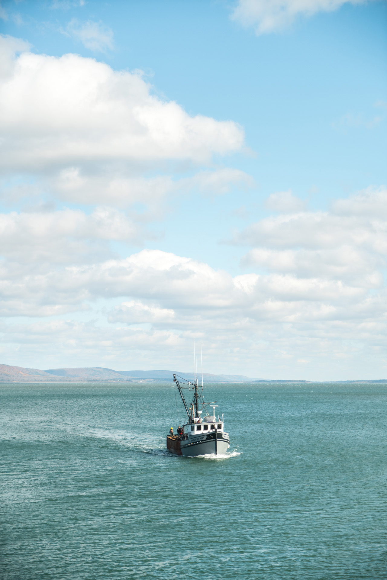fishing boat in the ocean by Bruno Florin for Ricardo Magazine in Bay of Fundy
