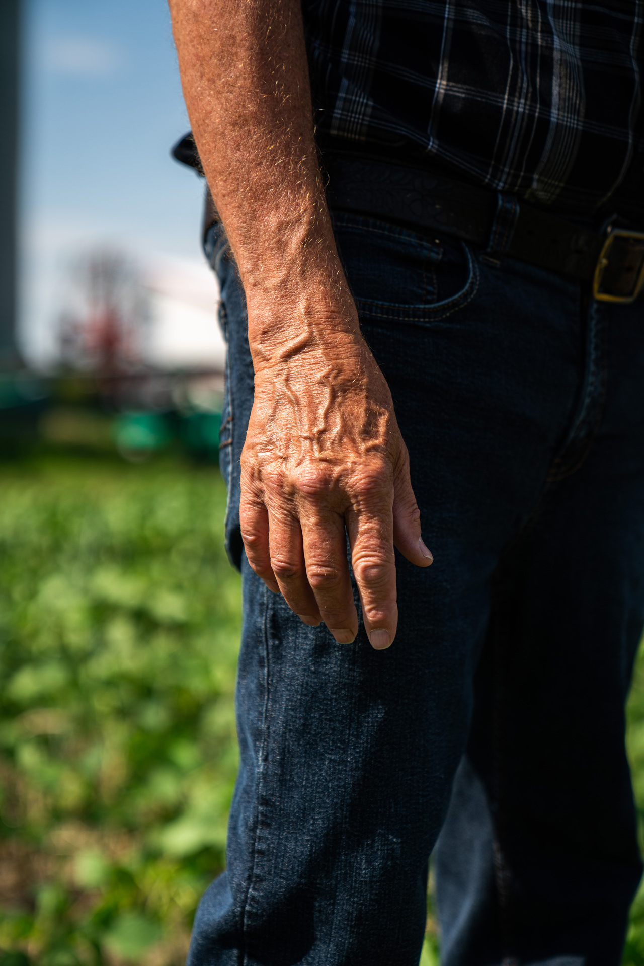 close up of an older man hand looking rough by Bruno Florin for Sollio Agriculture