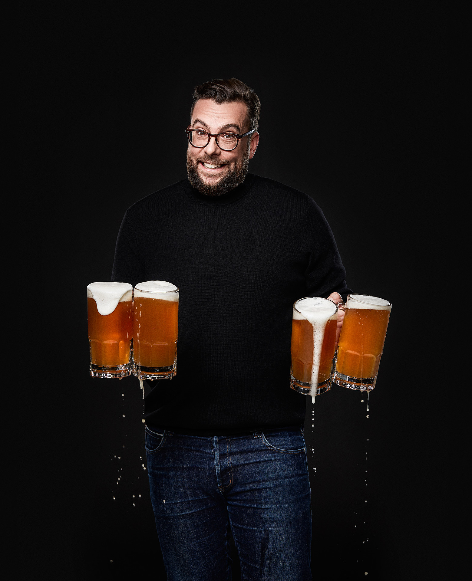 portrait of male mixologist Stephane Pilon holding four tankard overflowing with beer looking sorry by Jocelyn Michel for the Cathcart