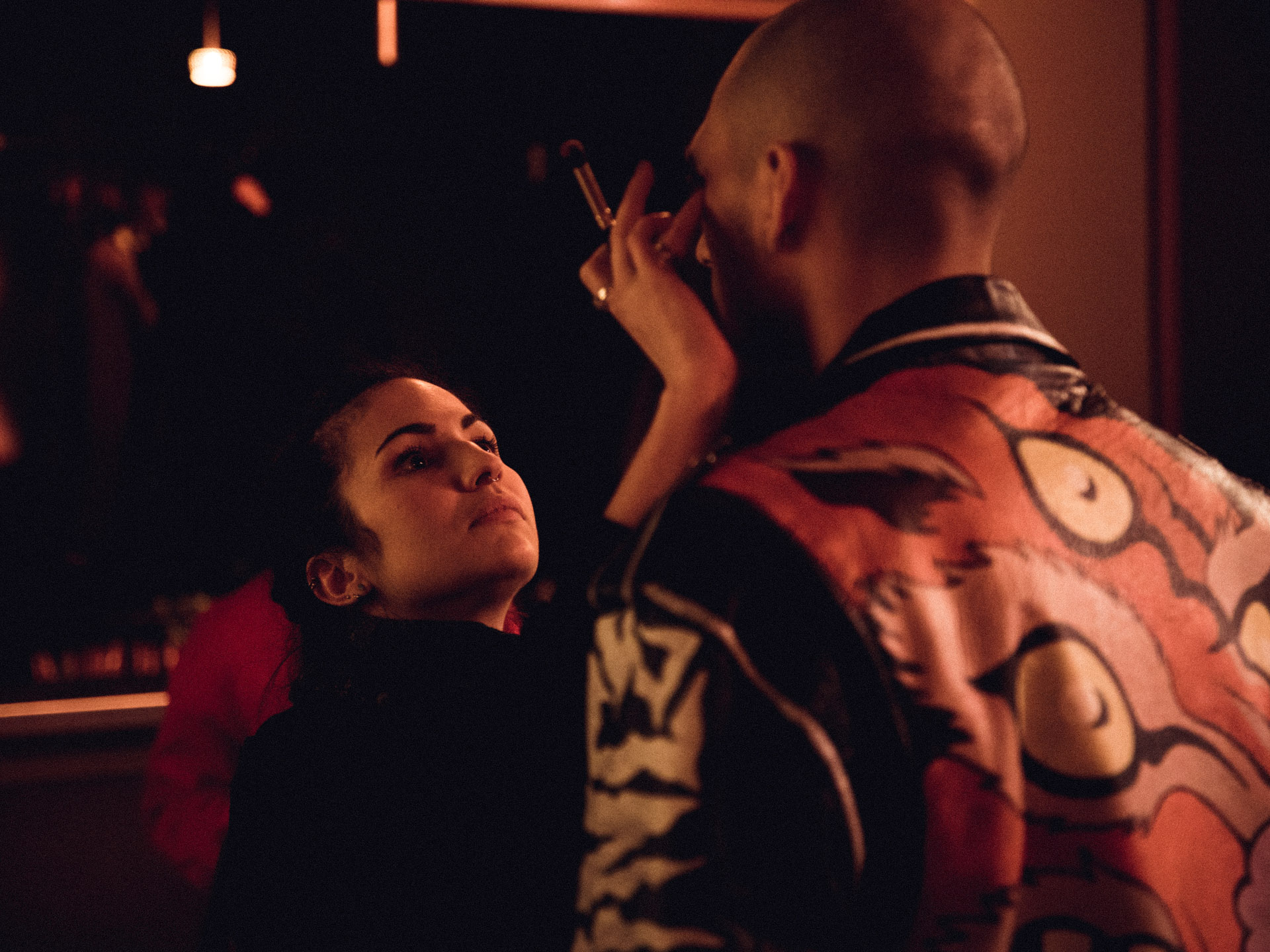 makeup artist applying fake bruises on actor's face in behind the scenes for TV series La Loi C'est La Loi filmed by Les Gamins for TV5 Unis