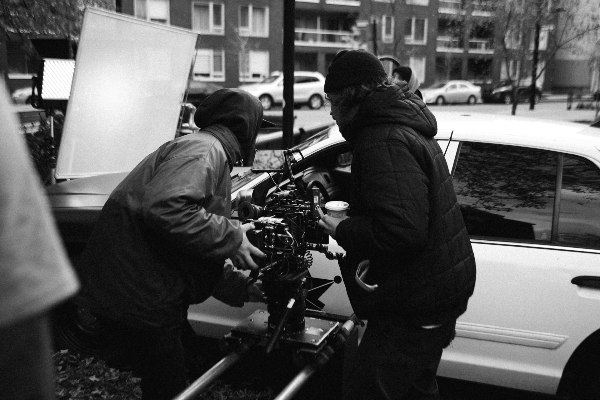 Vincent Ruel-Cote from Les Gamins using camera and structure to make a forward travelling from the outside to the inside of the car in behind the scenes filming TV series La Loi C'est La Loi at night with TV5 Unis