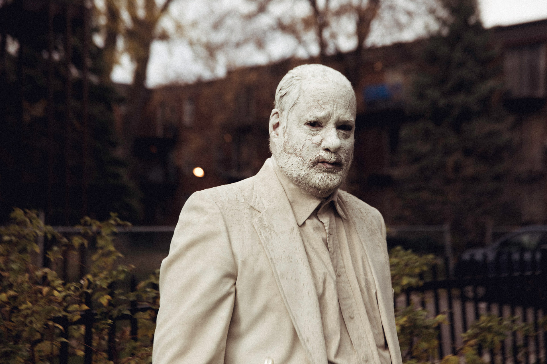 male actor completely painted in white and wearing white clothes in behind the scenes of TV series La Loi C'est La Loi filmed by Les Gamins for TV5 Unis