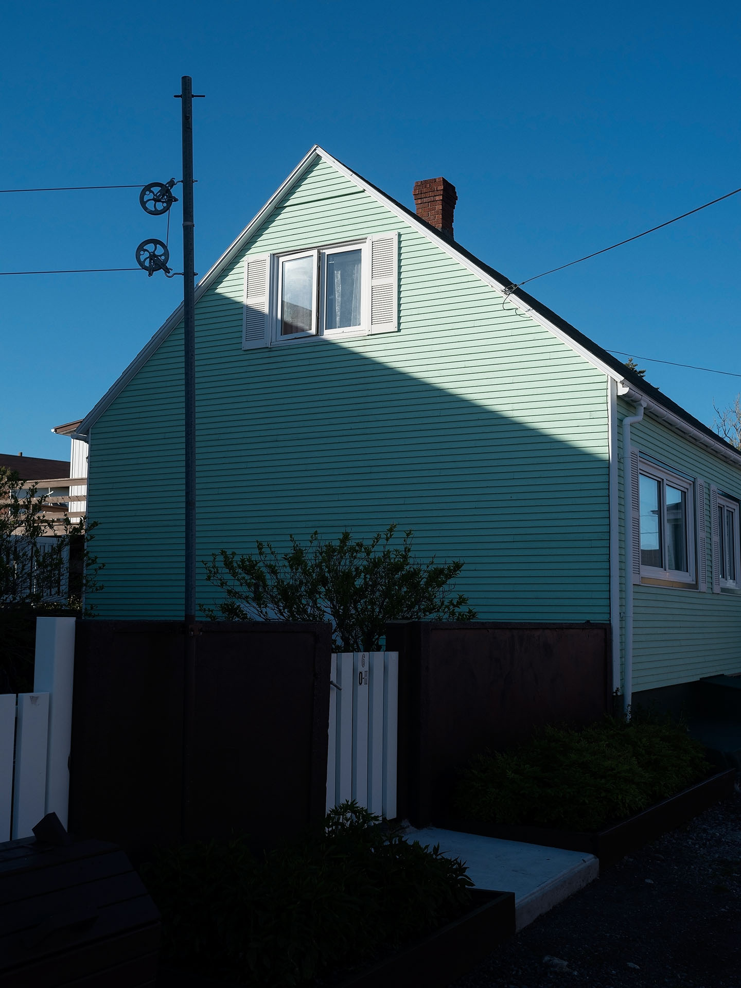 classical seaside french house painted in turquoise by Guillaume Simoneau in Saint-Pierre-et-Miquelon for M le mag