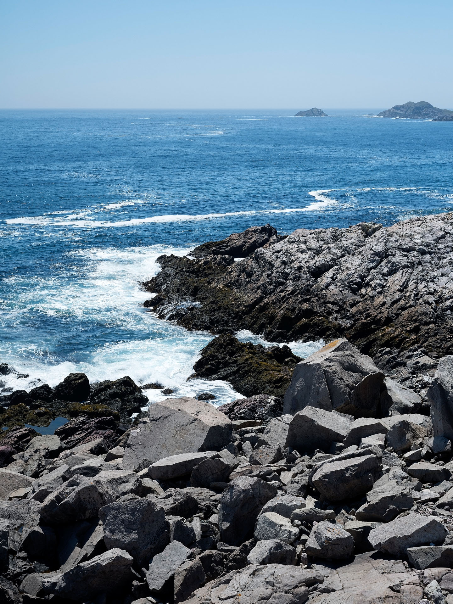 seashore of black rocks by Guillaume Simoneau in Saint-Pierre-et-Miquelon for M le mag Le Monde