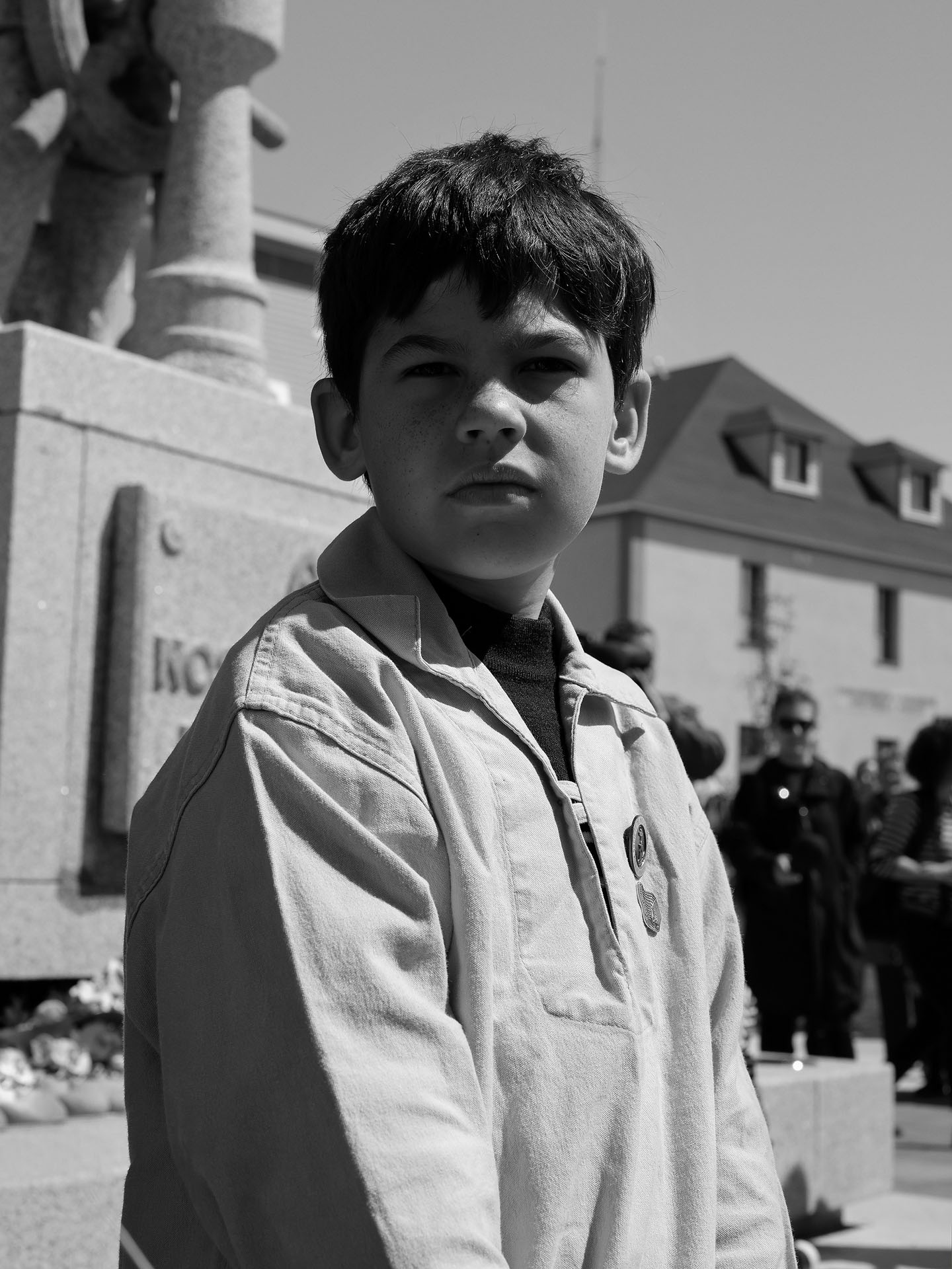 portrait of young boy with black hair in the sun in black and white by Guillaume Simoneau in Saint-Pierre-et-Miquelon for M le mag Le Monde