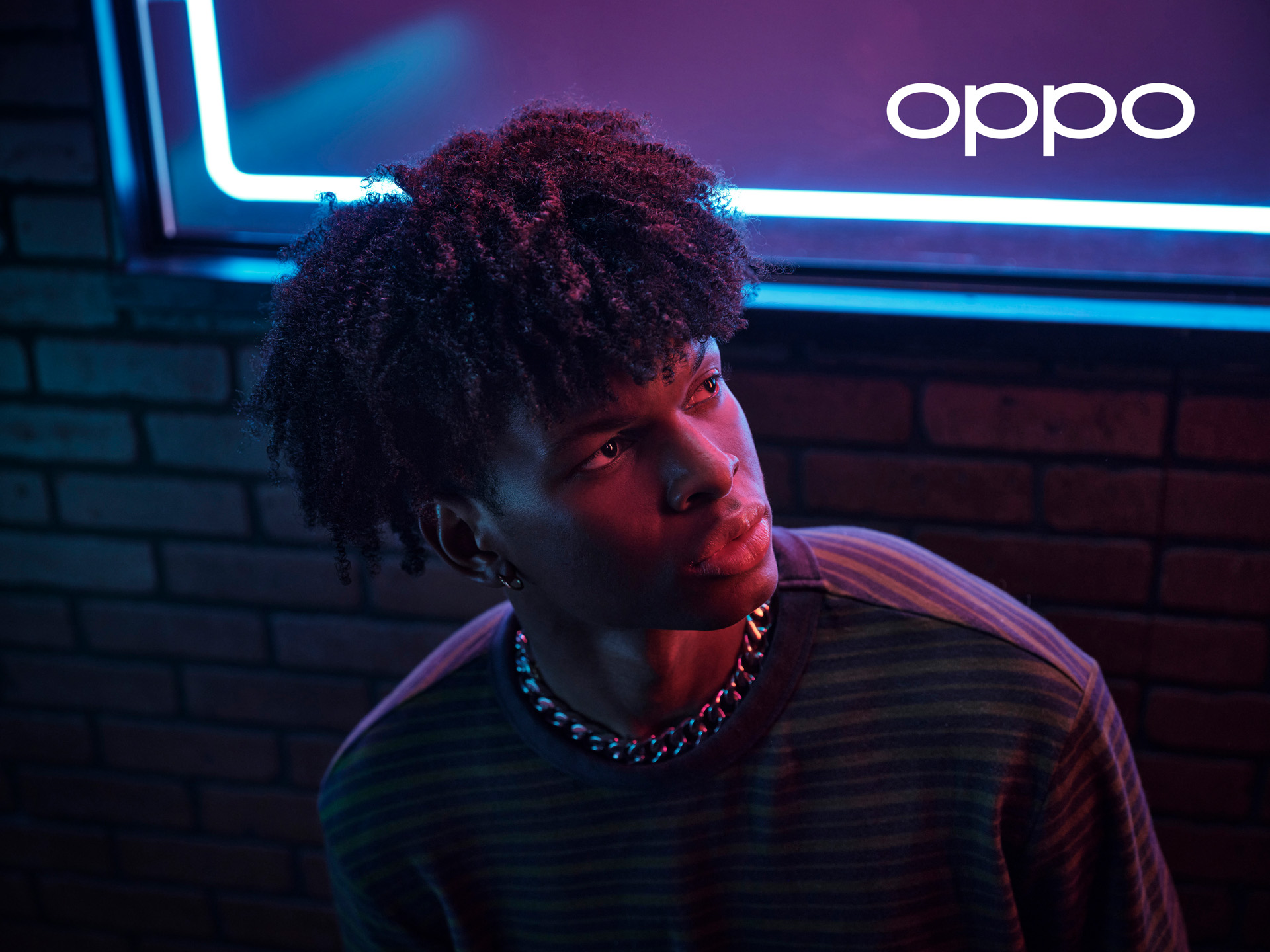 Photographie avec Oppo reno4 par Simon Duhamel homme noir avec afro sous lumière violette mauve