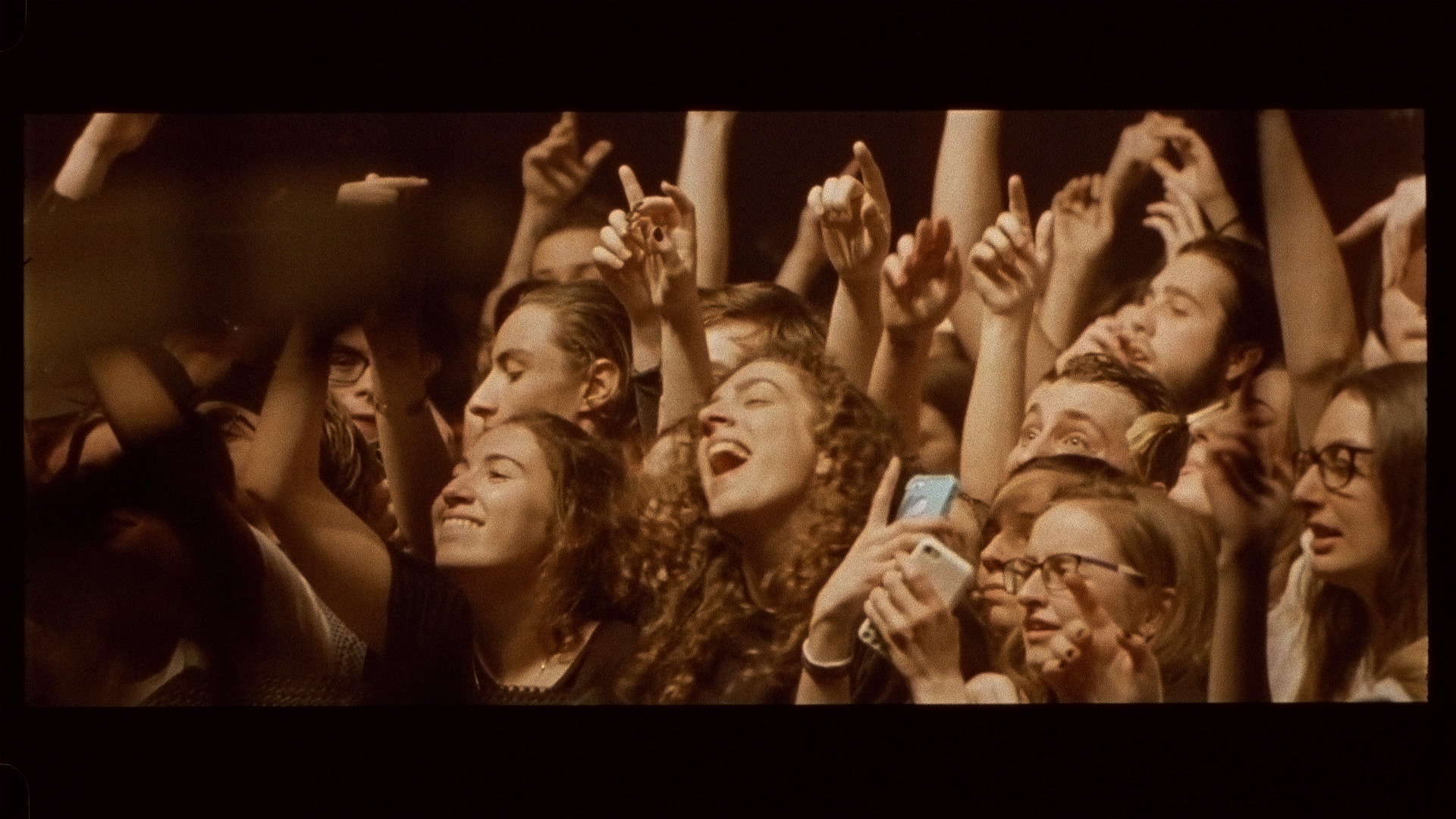 happy crowd singing along to music for L'Osstidfilm documentary filmed by Vincent Ruel-Cote from Les Gamins about L'Osstidtour